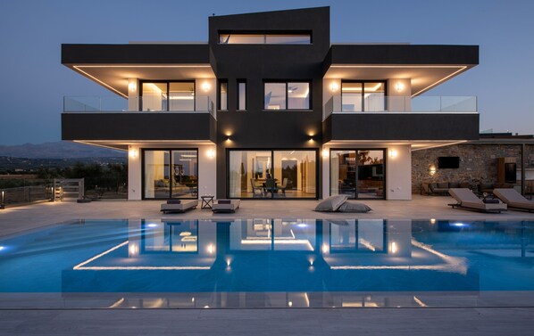 Outdoor pool - Omnia Luxury Villa, 100m2 Pool, Whirlpool & Gym (9JM7+G9X Arkadi, Greece)