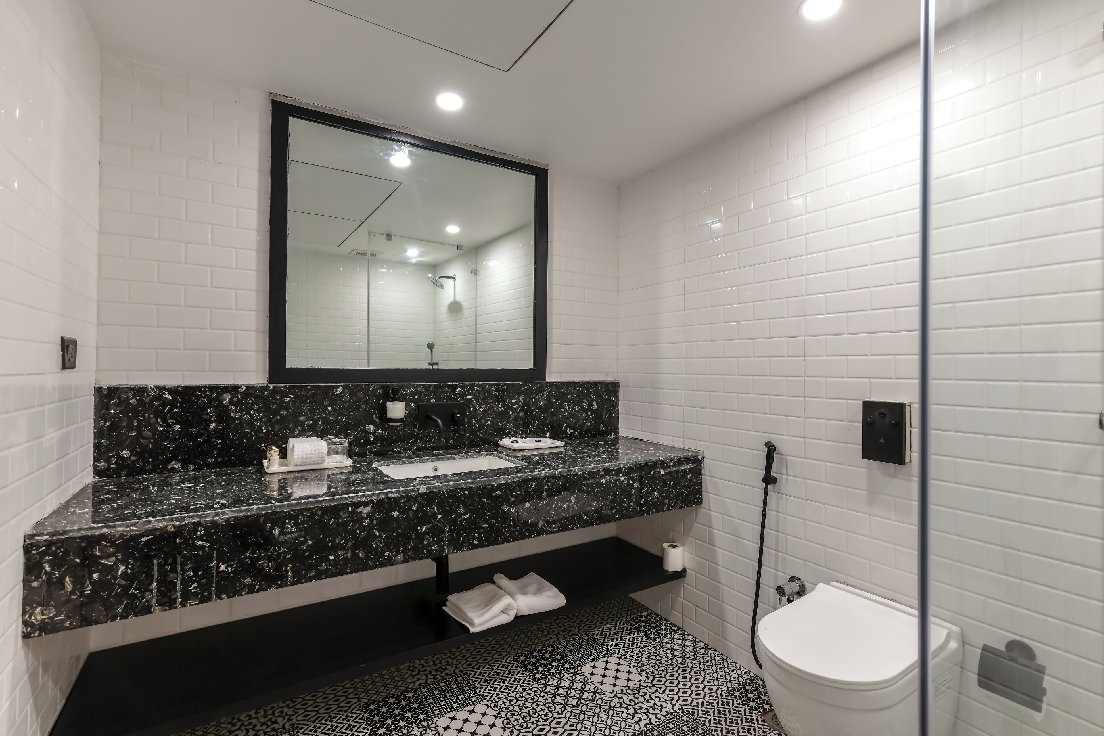 Junior Suite | Bathroom | Shower, free toiletries, hair dryer, towels