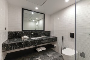 Junior Suite | Bathroom | Shower, free toiletries, hair dryer, towels