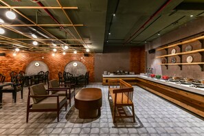 Um restaurante com paredes de tijolo, móveis de madeira e um balcão central.