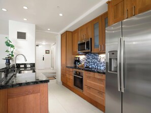 ثلاجة، ميكروويف، فرن، موقد طهي مسطح