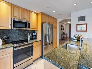 Een koelkast, een microgolfoven, een oven, een kookplaat