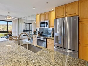 ثلاجة، ميكروويف، فرن، موقد طهي مسطح