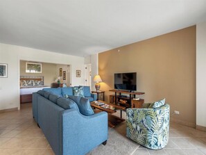 TV - Elevated 9th Floor Partial Ocean Views (Lahaina)