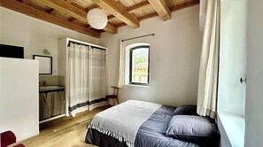 4 chambres, bureau, fer et planche à repasser, lit parapluie