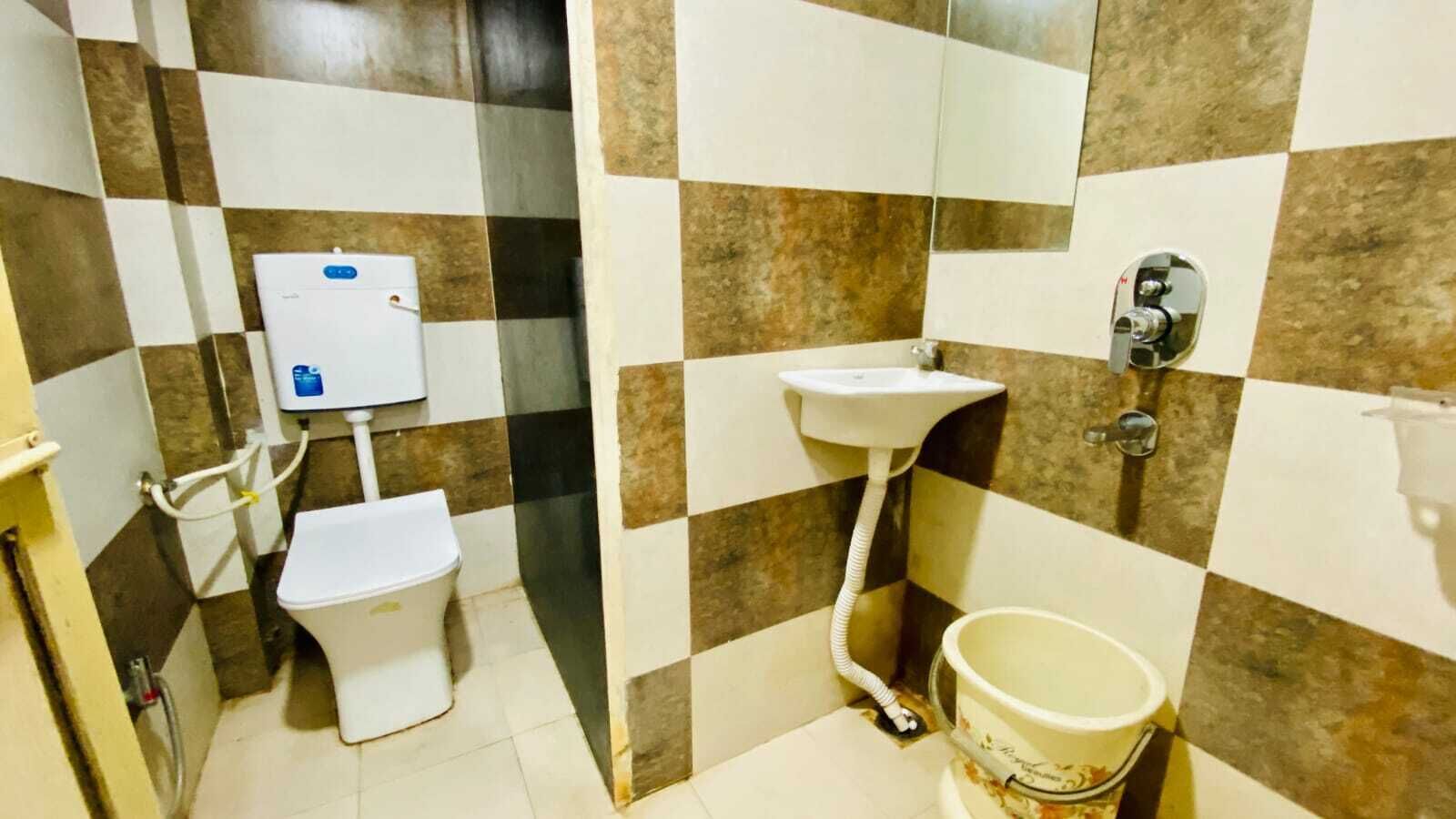 Dusj, hårføner, håndklær og såpe