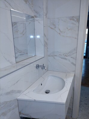 Apartment, 3 Bedrooms, Smoking, Balcony | Bathroom