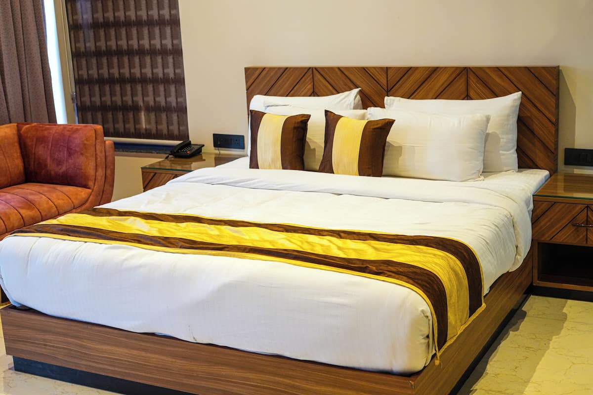 Minibar, desk, laptop workspace, rollaway beds