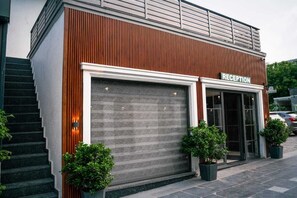 Een modern gebouw met een receptie, een grote garagedeur en een trap.