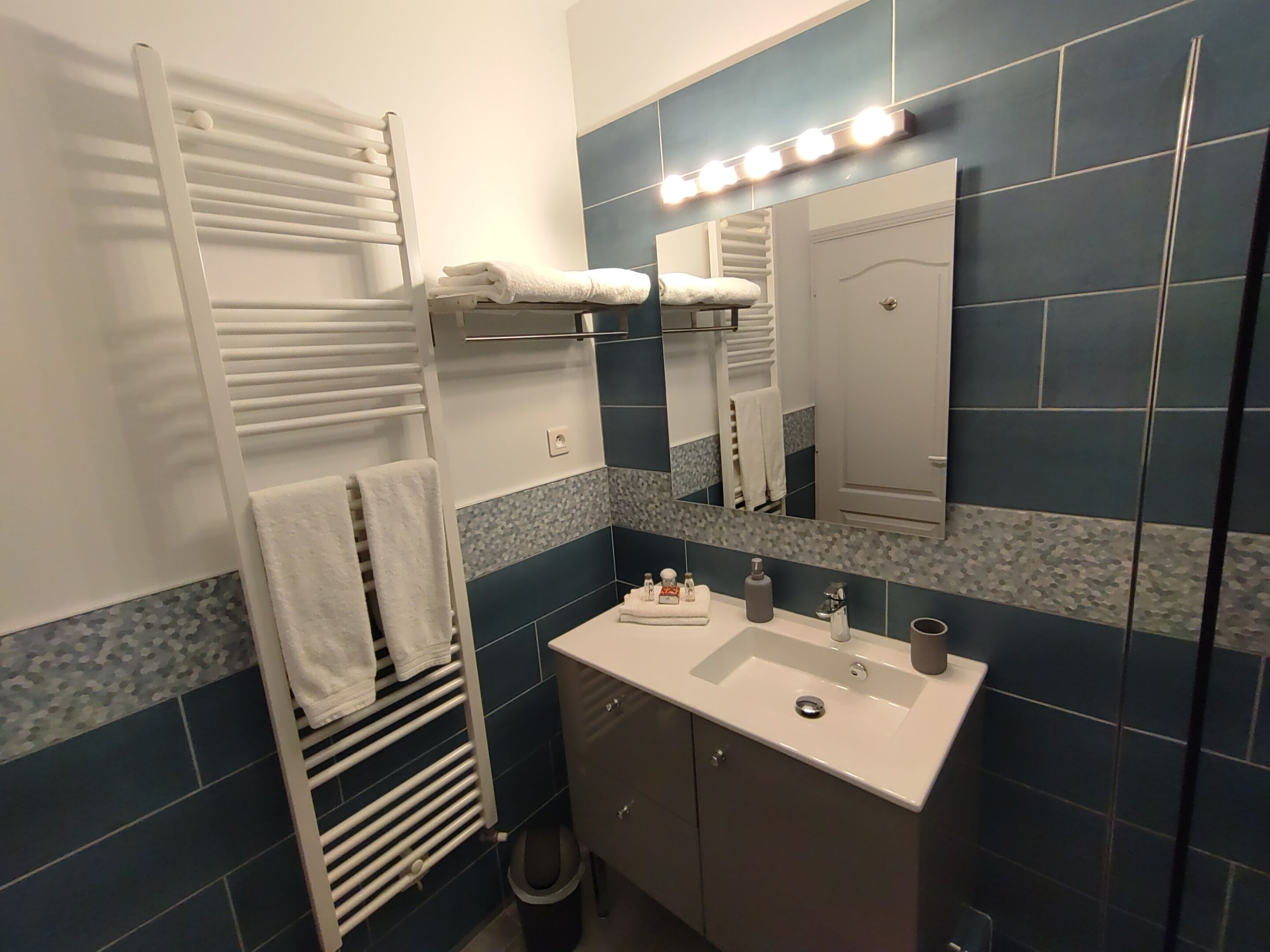 Comfort Suite, Private Bathroom (Hippolyte) | Bathroom | Shower, rainfall showerhead, free toiletries, hair dryer