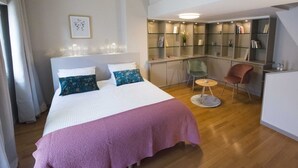 A modern bedroom with a large bed, a desk, and a chair. - La Chartreuse-Bordeaux (Bordeaux)