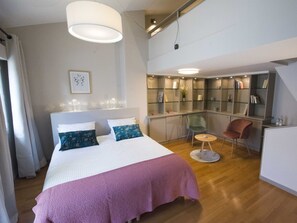 Comfort-suite - privat badeværelse (Hippolyte) | 1 soveværelse, mørklægningsgardiner, lydisolering, strygejern/strygebræt