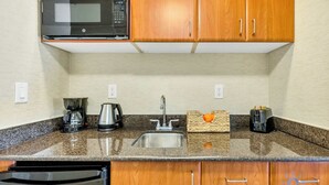 Private kitchen - Deluxe Studio, Ocean View, Premium Amenities (Sunny Isles Beach)