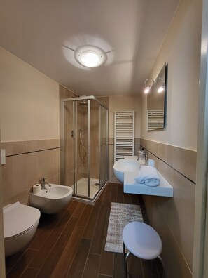Shower, hair dryer, bidet, towels - Cozy apartment, inside the walls of Bevagna, newly renovated. (Bevagna)
