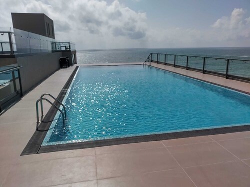 A Studio apartment with A/C,Free WiFI&Roof top Pool with a scenic view of ocean