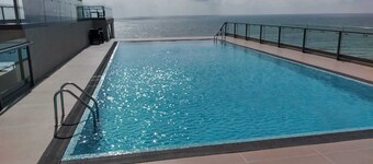 A Studio apartment with A/C,Free WiFI&Roof top Pool with a scenic view of ocean