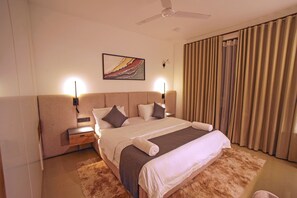 3 bedrooms, iron/ironing board, WiFi, bed sheets - The Grand Bliss, Kottawa, 3-bedroom villa with AC, WiFi, Private Pool, and Gym (Pannipitiya, Kottawa)