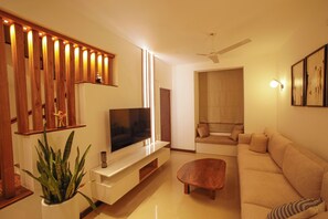 Smart TV - The Grand Bliss, Kottawa, 3-bedroom villa with AC, WiFi, Private Pool, and Gym (Pannipitiya, Kottawa)