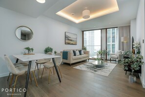 Living area - Stunning 1-bed apartment with swimming pool and gym in Nine Elms (London)