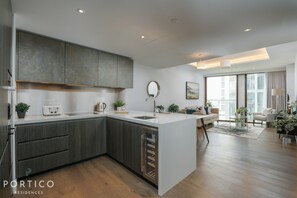 Private kitchen - Stunning 1-bed apartment with swimming pool and gym in Nine Elms (London)