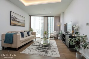 Living area - Stunning 1-bed apartment with swimming pool and gym in Nine Elms (London)