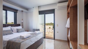 Una habitación de hotel moderna con una cama grande, un balcón con mesa y sillas, y un armario de madera.