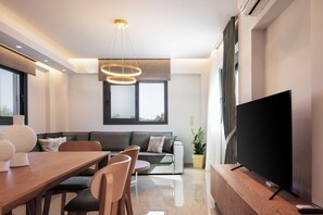 スマートテレビ、卓球台、書庫、ステレオ