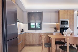 Frigorífico, microondas, horno y placa de cocina