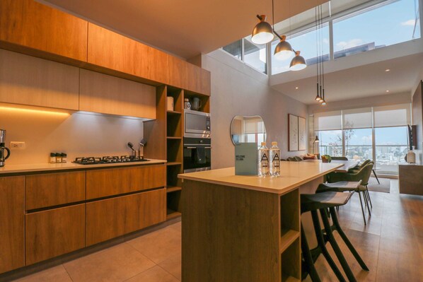 Køleskab, mikrobølgeovn, ovn, kogeplade