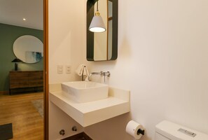 Bruser, hårtørrer, håndklæder