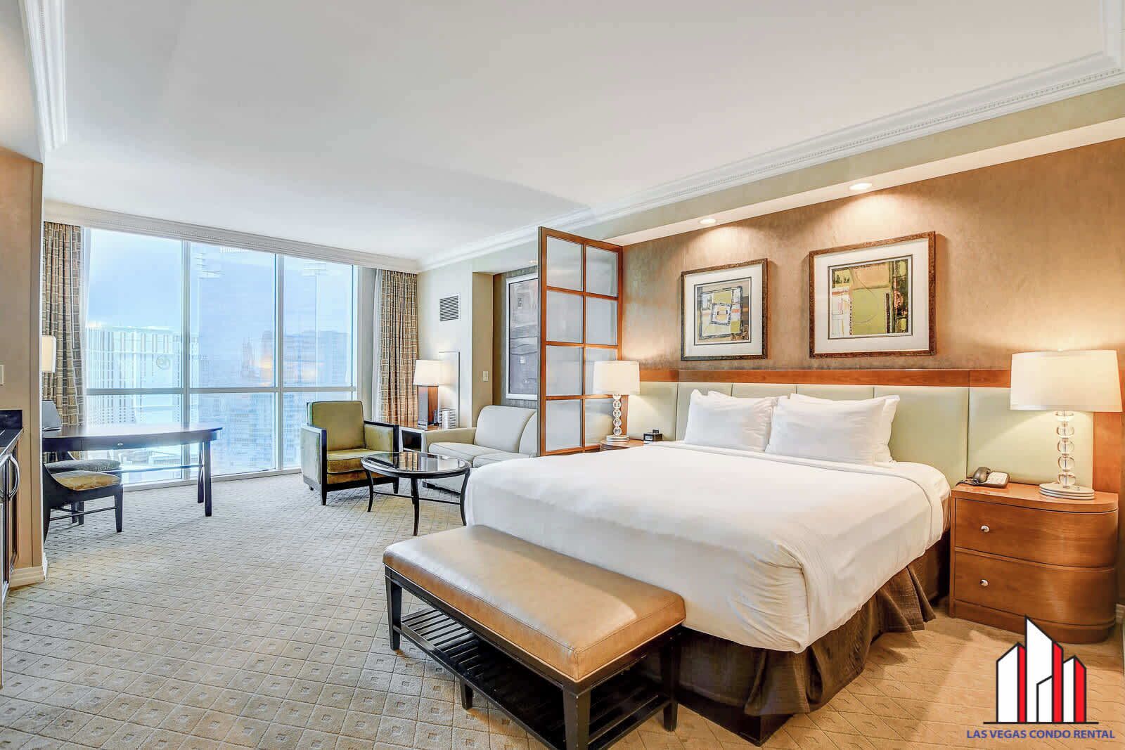 Een bureau, een strijkplank/strijkijzer, wifi, beddengoed