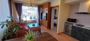 Deluxe-íbúð - svalir - fjallasýn | Rúm með „pillowtop“-dýnum, míníbar, skrifborð