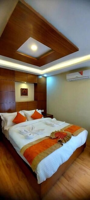 Deluxe Room | Pillow-top beds, minibar, desk, laptop workspace - Hotel Yakroo Manang (Kathmandu)