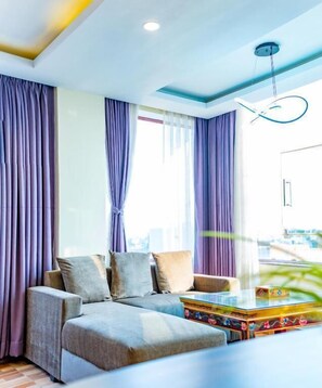 Apartament Deluxe, balcó, vistes a la muntanya | 1 dormitori, matalassos amb encoixinament addicional i minibar