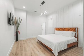3 habitaciones, tabla de planchar con plancha, wifi y ropa de cama