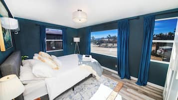 3 slaapkamers, een bureau, een strijkplank/strijkijzer, reisbedje