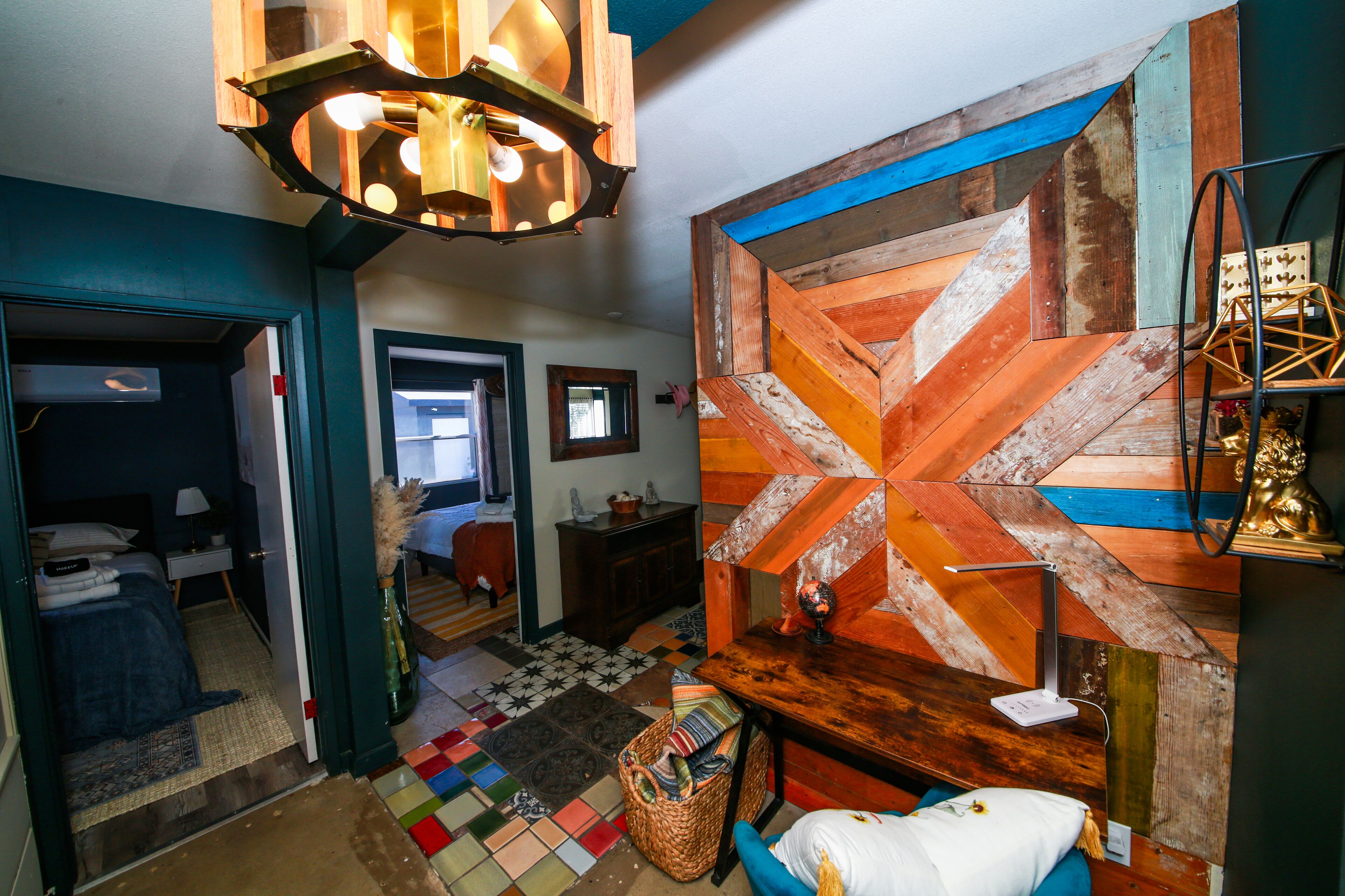 3 quartos, escrivaninha, ferros/tábuas de passar roupa, berço de viagem