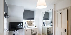 4 bedrooms, desk, iron/ironing board, travel cot