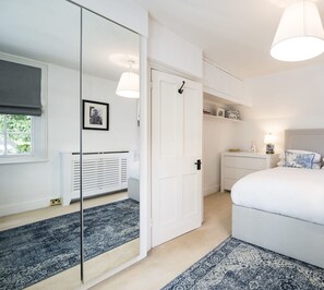 4 bedrooms, desk, iron/ironing board, WiFi