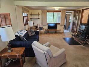 Een televisie en boeken