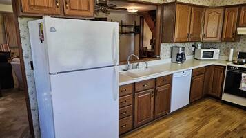 Een koelkast, een microgolfoven, een oven, een kookplaat