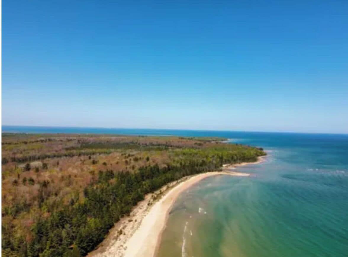 Accommodatie ligt op het strand, ligstoelen, strandlakens