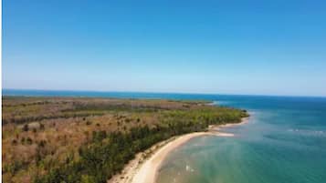 Accommodatie ligt op het strand, ligstoelen, strandlakens