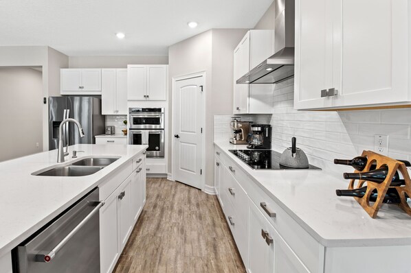 ثلاجة، ميكروويف، فرن، موقد طهي مسطح