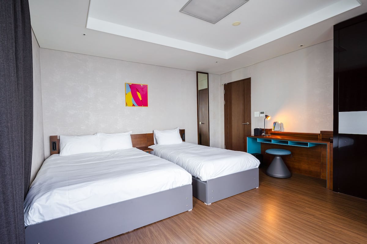 1 bedroom, premium bedding, in-room safe, laptop workspace