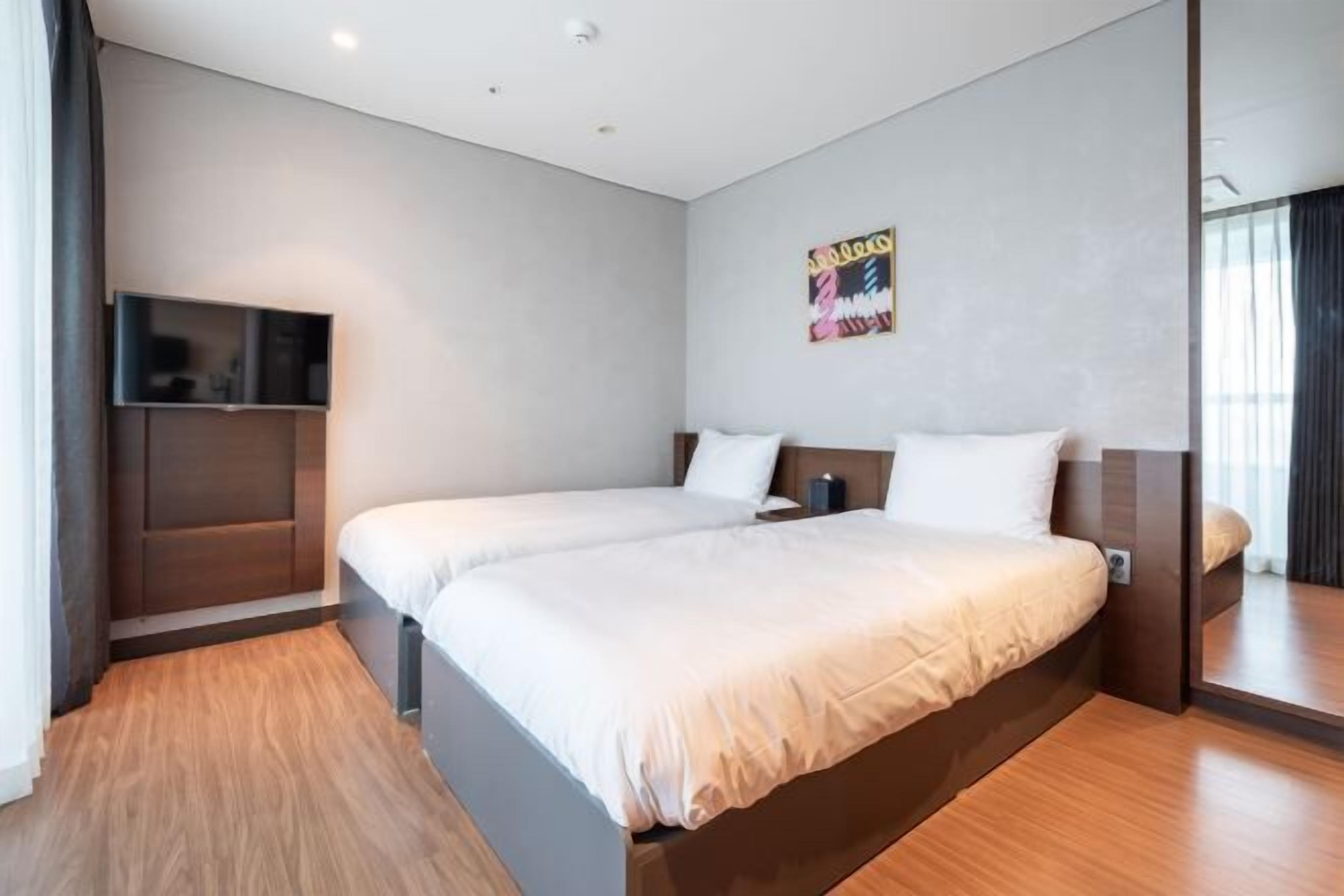 Ylelliset vuodevaatteet, tallelokero huoneessa