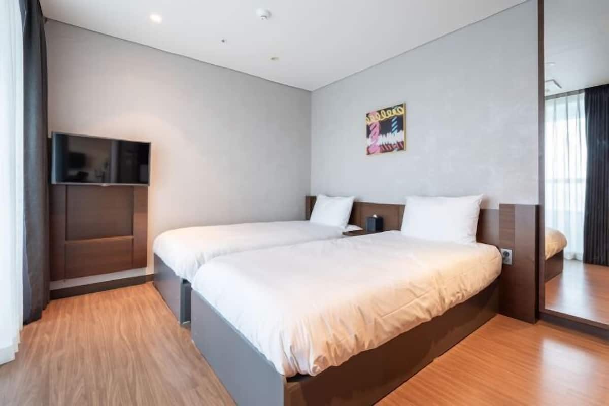 1 bedroom, premium bedding, in-room safe, laptop workspace