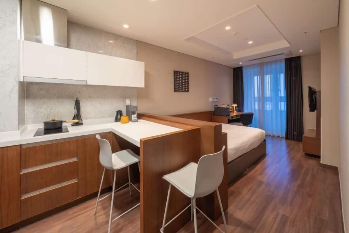 Ropa de cama de alta calidad y caja de seguridad en la habitación 