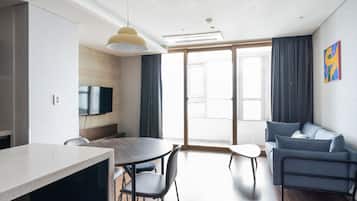 1 bedroom, premium bedding, in-room safe, laptop workspace