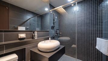 Studio Twin | Bagno | Asciugacapelli, pantofole, asciugamani, shampoo